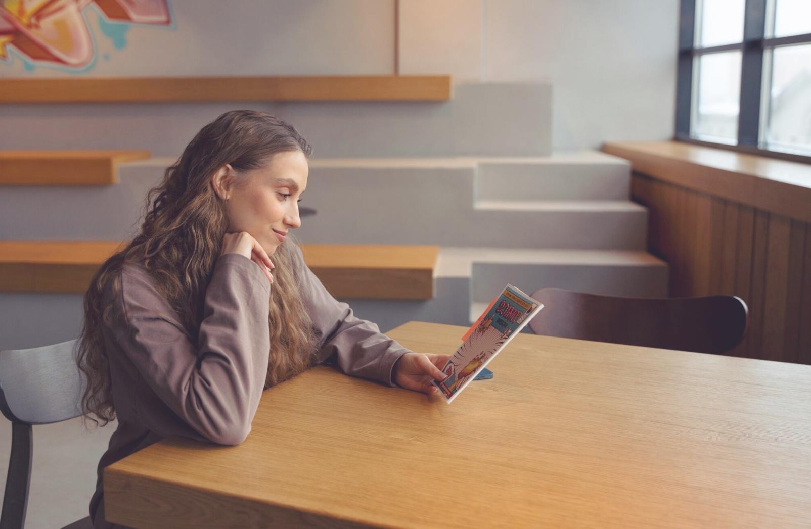 Profesional analizando datos financieros en pantalla, demostrando la aplicación práctica del análisis fundamental