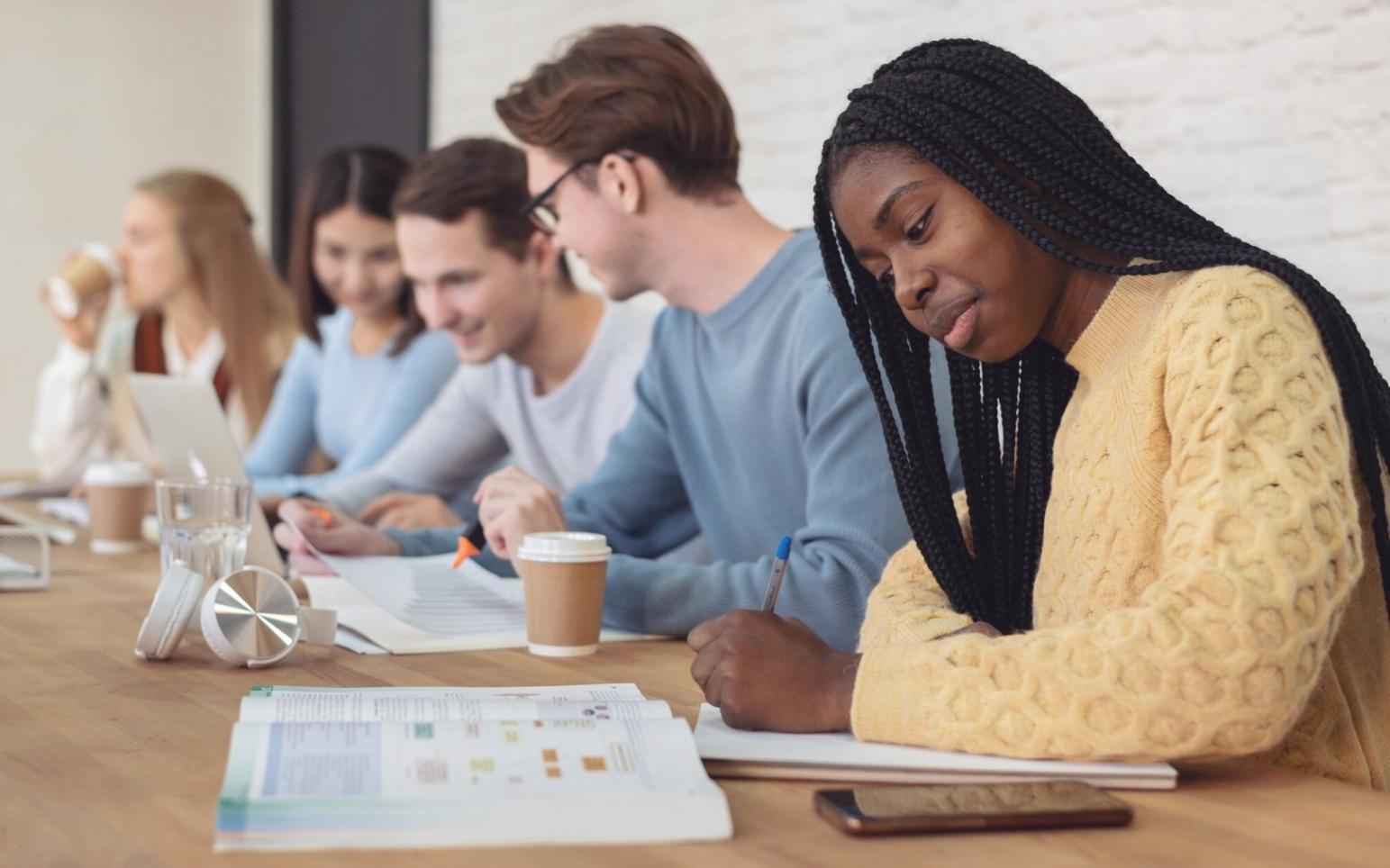 Estudiantes analizando datos financieros en una sesión práctica del programa