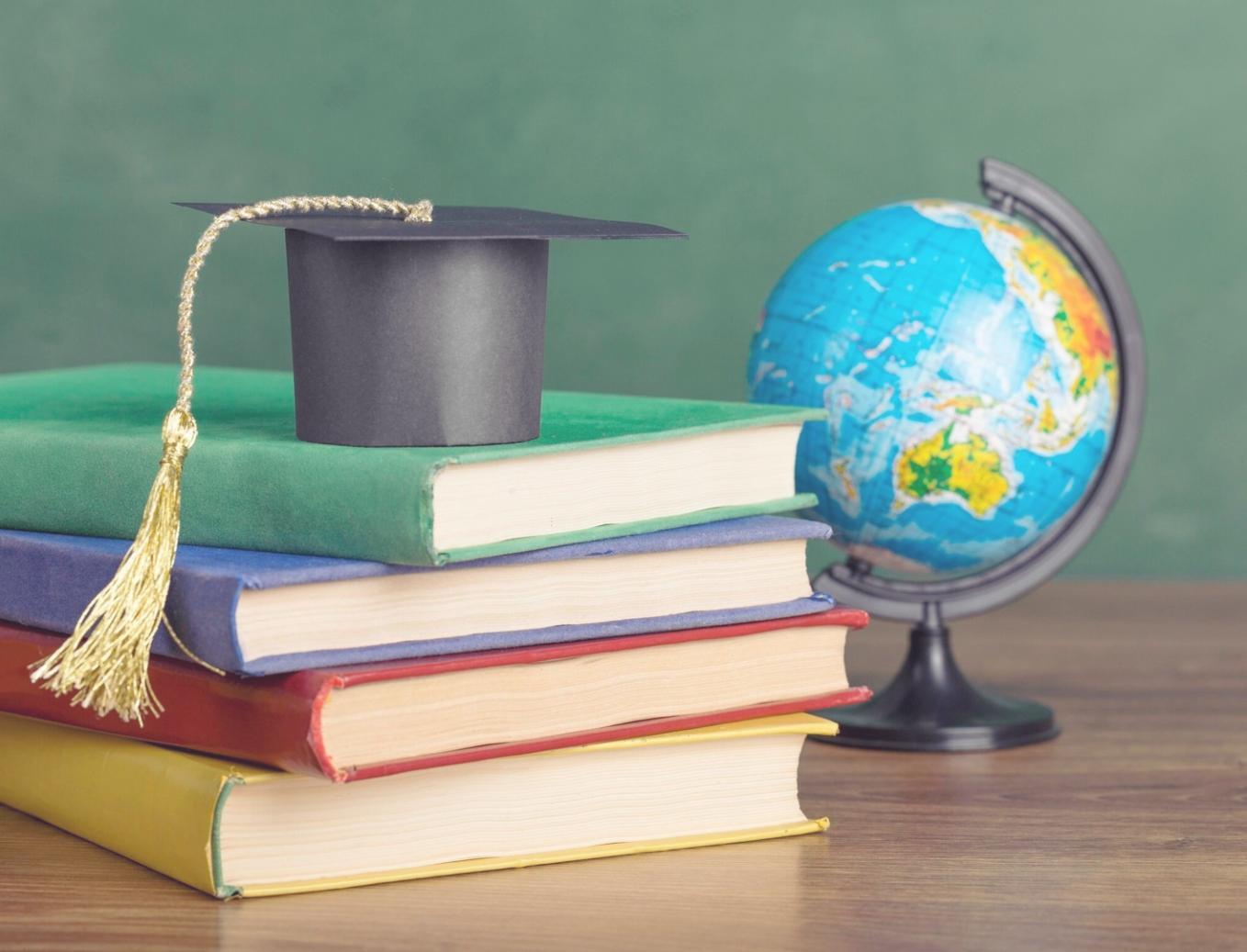 Profesional analizando estados financieros con gráficos y datos en pantalla