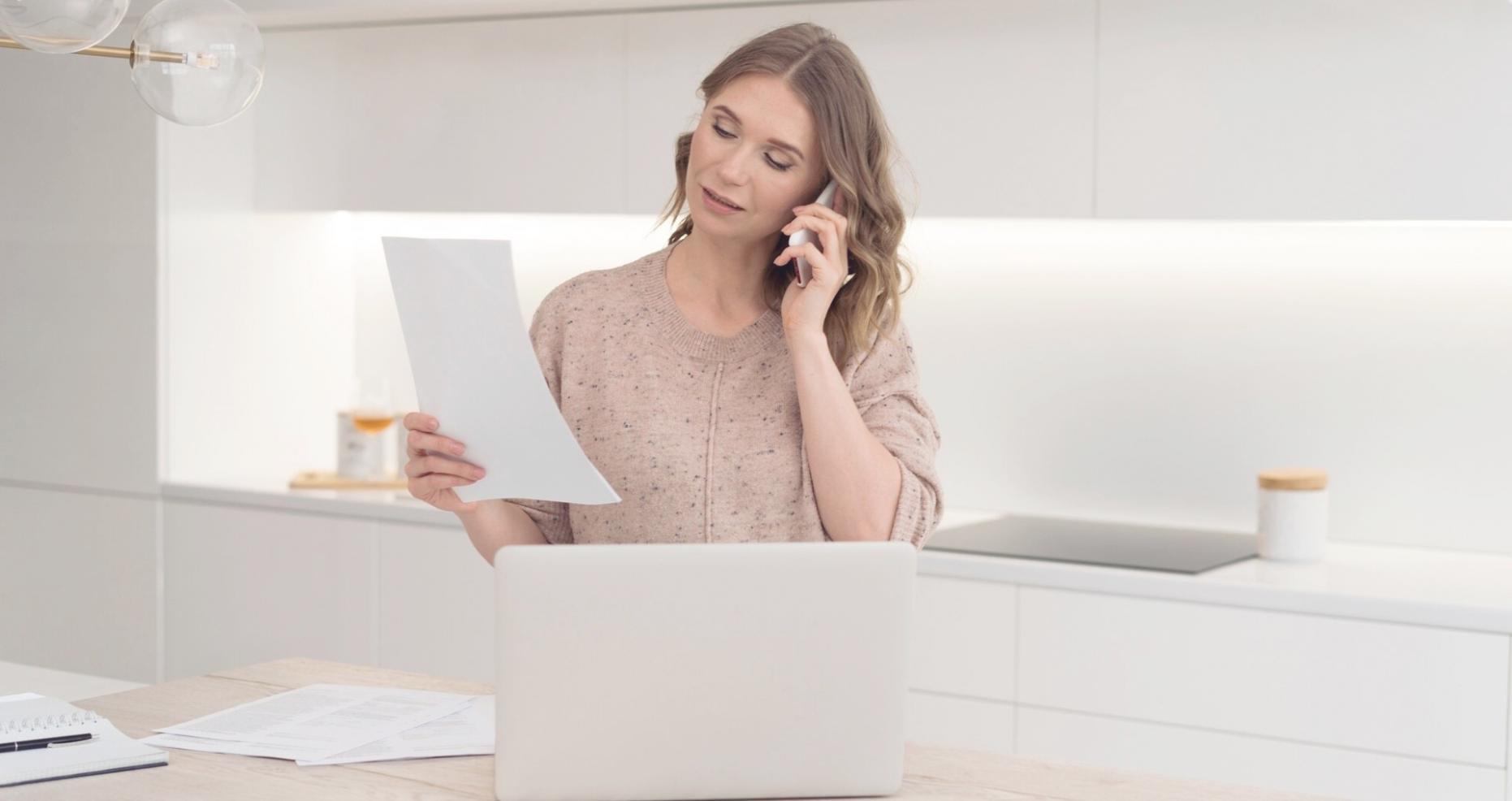 Mesa de trabajo con documentos financieros, calculadora y análisis detallados