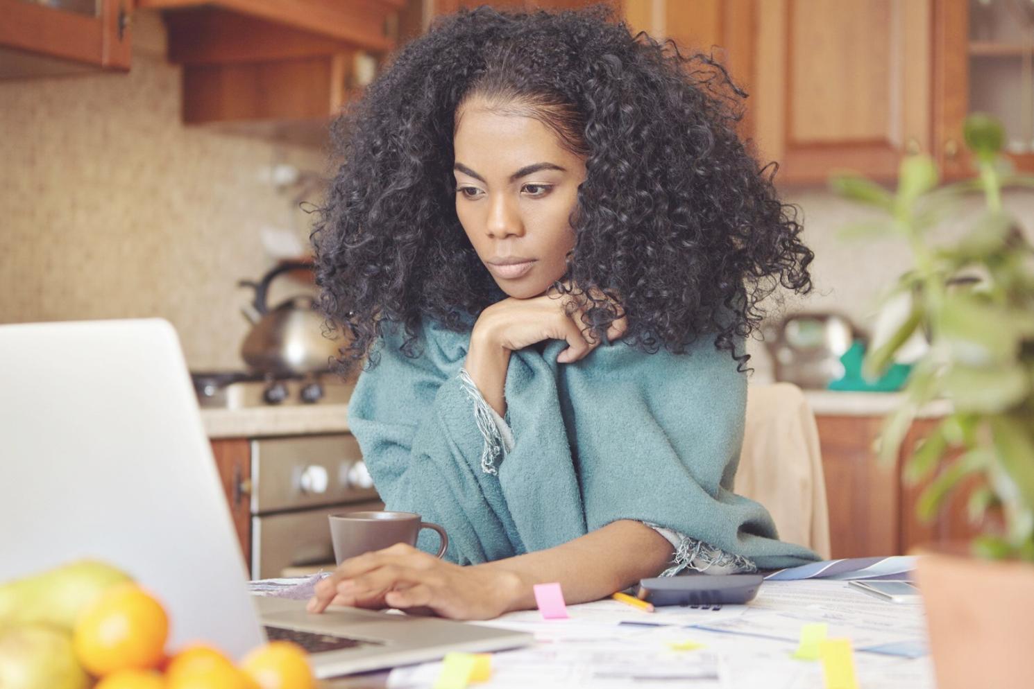 Equipo de remviroxane trabajando en análisis financiero