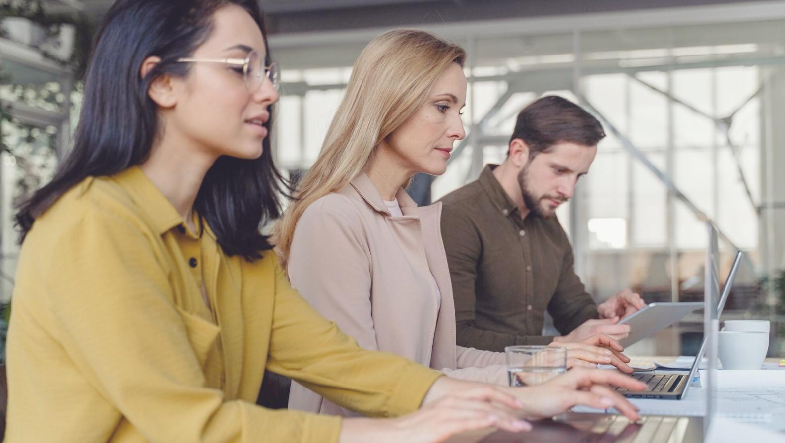 Gráficos comparativos y análisis financiero detallado en documentos de trabajo